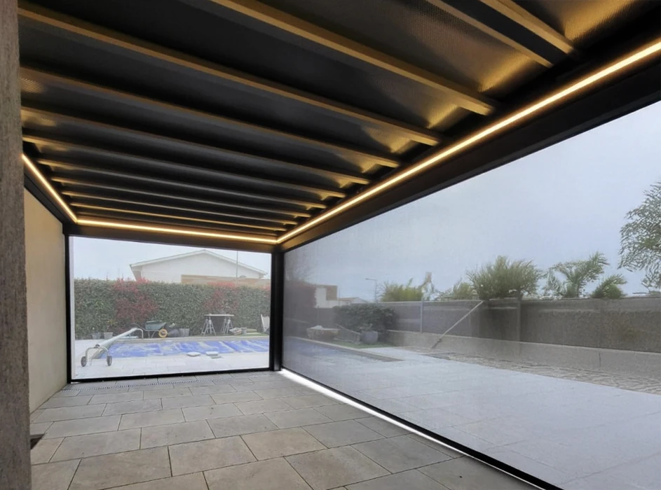 Terrasse couverte moderne avec pergola bioclimatique à lames orientables, éclairage LED intégré dans la structure métallique noire