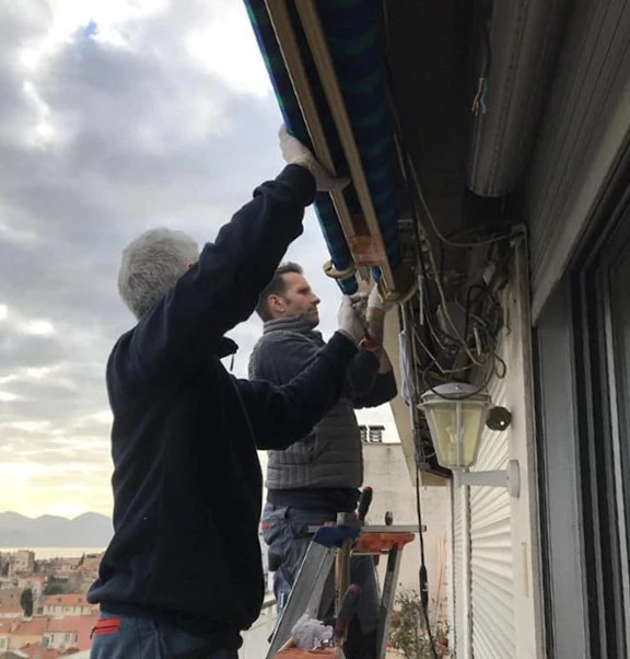 Atelier d'artisanat intérieur avec établi en bois