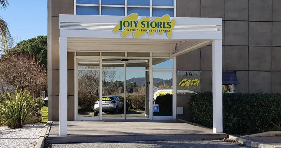 Atelier de menuiserie avec artisan concentré travaillant sur établi, portant protection auditive