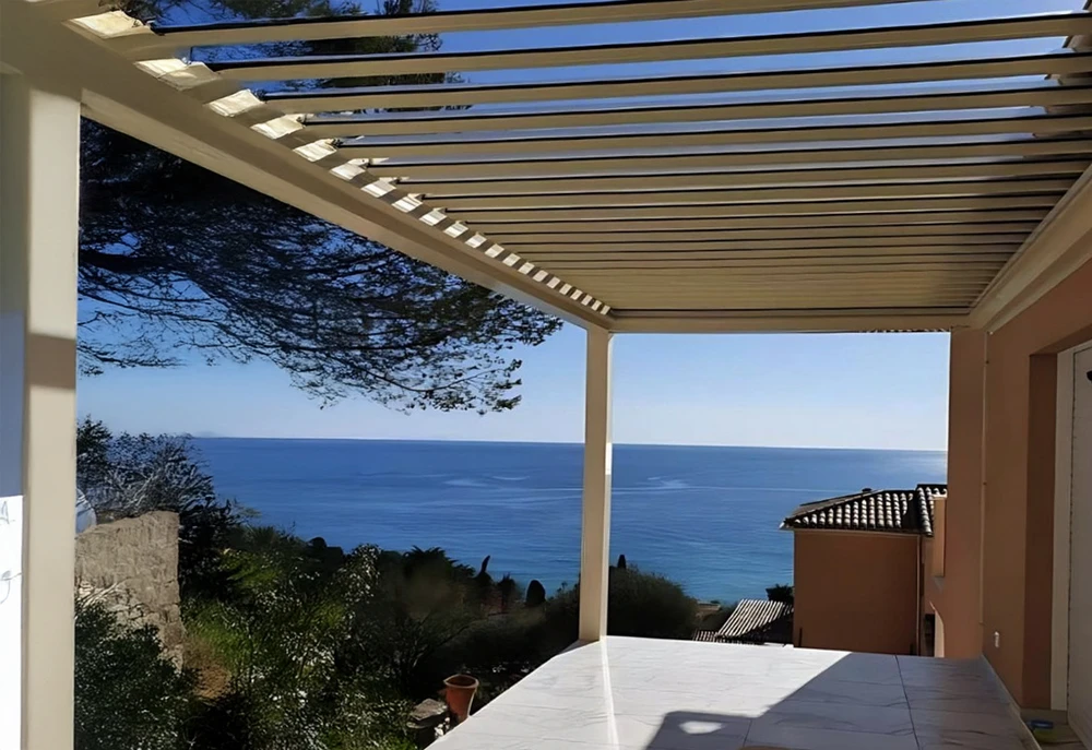 Terrasse extérieure résidentielle avec pergola bioclimatique à lames orientables