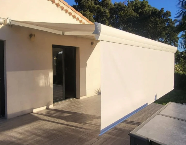 Terrasse couverte moderne avec pergola bioclimatique à lames orientables, éclairage LED intégré dans la structure métallique noire