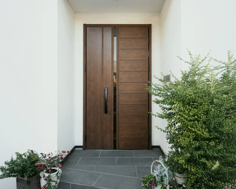 Terrasse extérieure d'une maison provençale avec pergola bioclimatique à lames orientables blanches