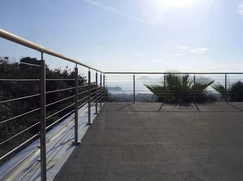 Terrasse extérieure d'une villa avec piscine, équipée d'une table et chaises sous store banne orange déployé