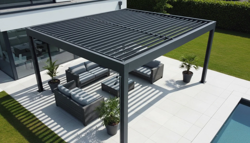 mécanicien en uniforme bleu tenant sur le pneu de stock