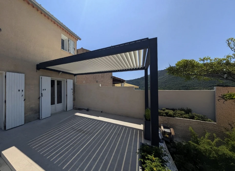 Terrasse extérieure moderne avec vue panoramique sur paysage urbain