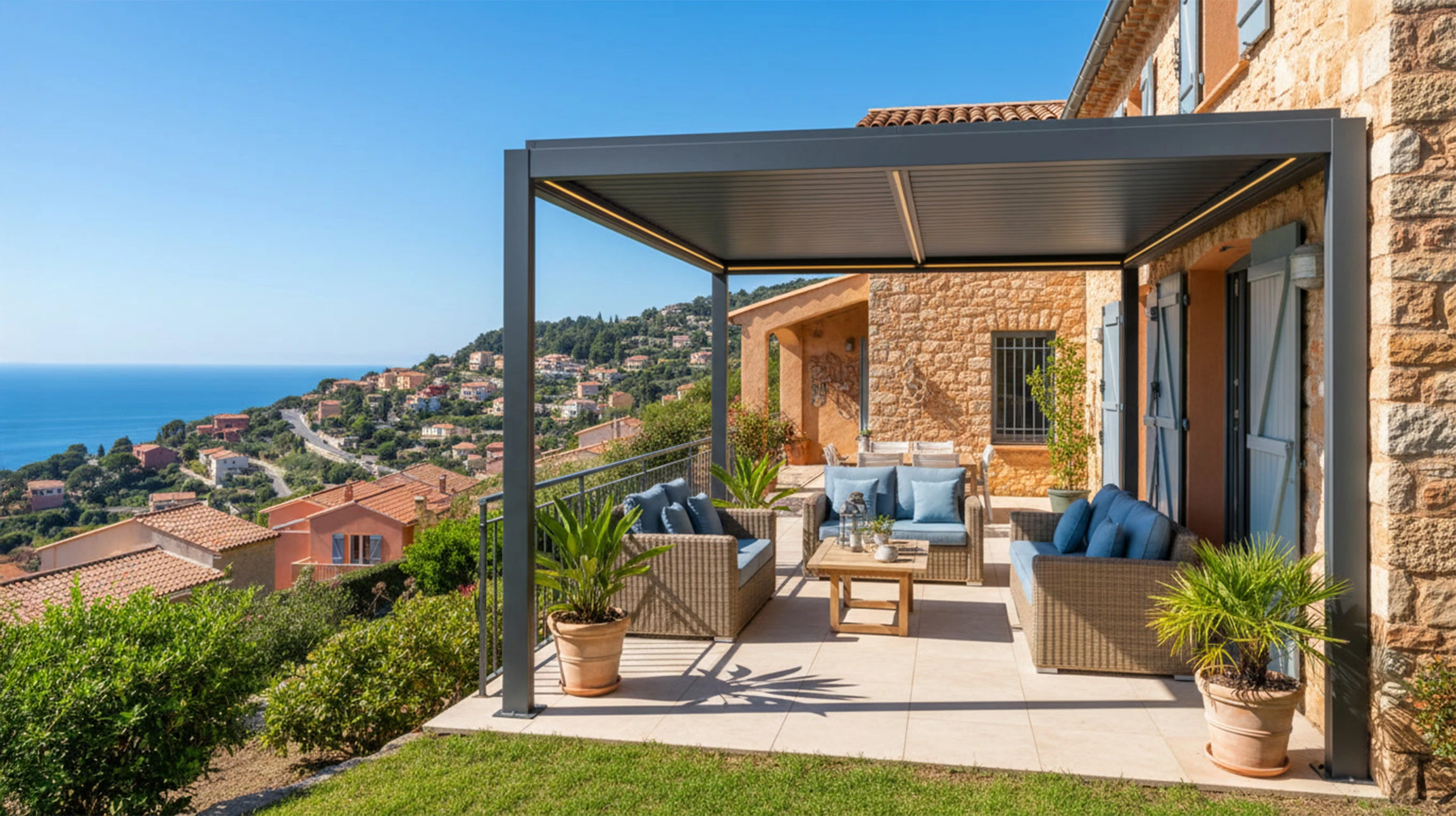 Terrasse extérieure moderne face à l'océan avec pergola bioclimatique blanche à lames orientables