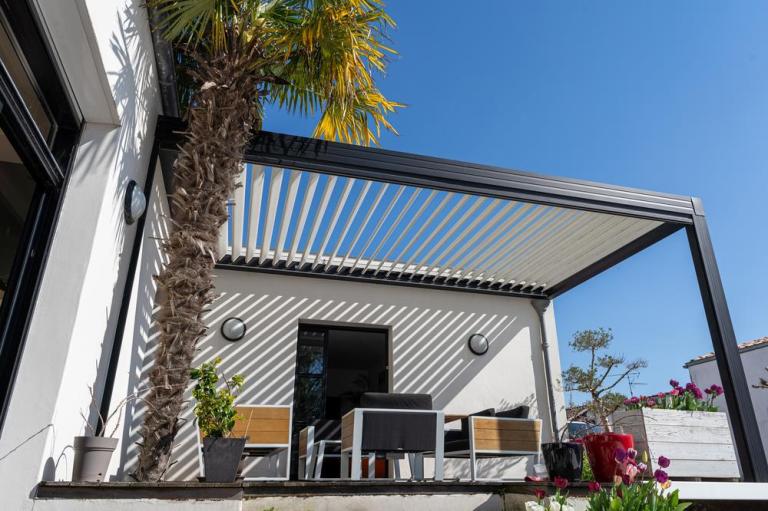 Optez pour une pergola bioclimatique adaptée à Mandelieu-la-Napoule